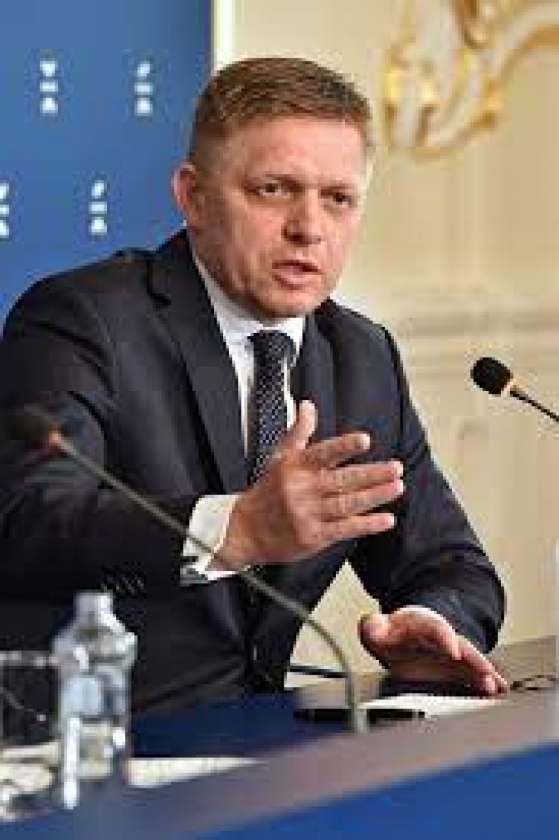 Robert Fico se zbate între viață și moarte după operațiile suferite / Ultimele date despre starea lui de sănătate