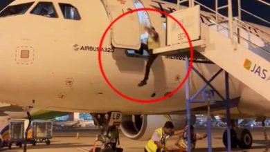 VIDEO Momentul în care un bărbat cade din avion