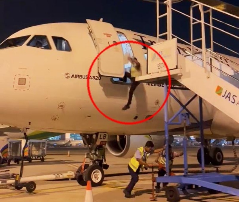 VIDEO Momentul în care un bărbat cade din avion