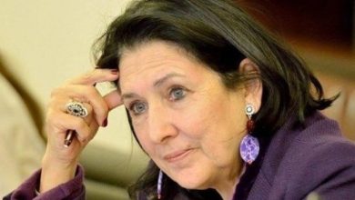 ‘Mi-a promis că va veni / Îl aștept’