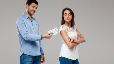 Un bărbat trebuie să îi achite lunar daune morale fostei soții, după ce s-a mutat cu amanta pe strada ei