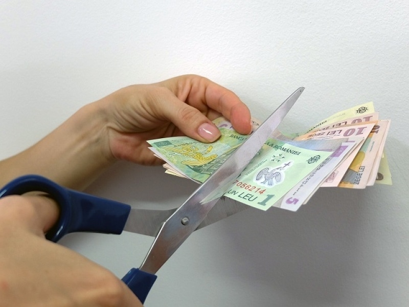 Guvernul taie sporurile nemeritate. Bugetarii care vor primi salarii cu până la 50% mai mici