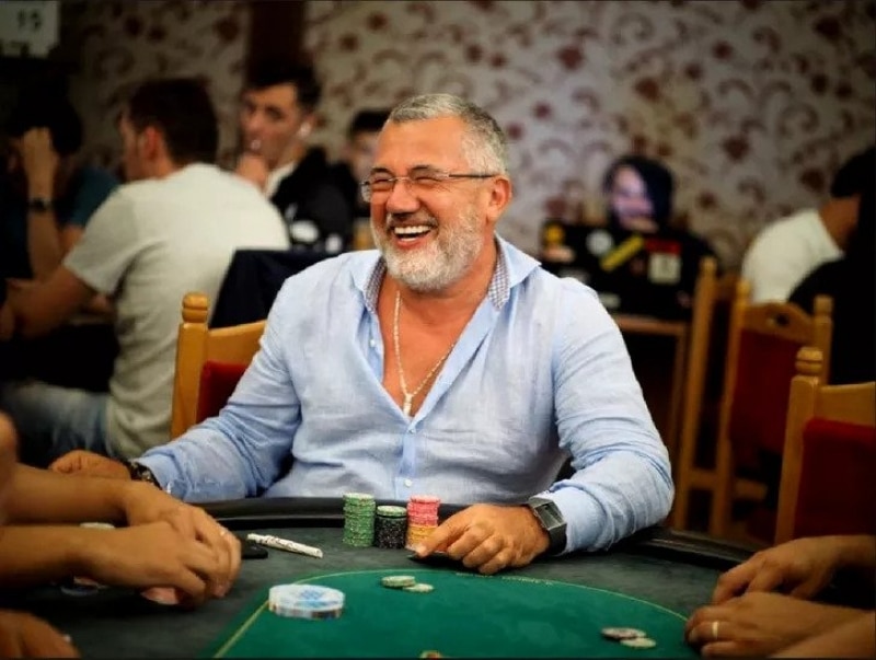 Beam șampanie de 2.000 de euro