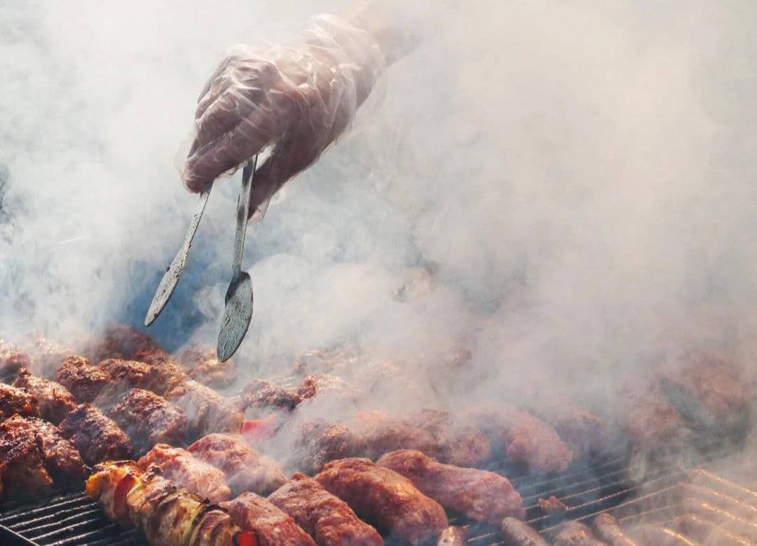Adevărul despre carnea preparată la grătar. Ce trebuie să cunoască cei care consumă frigărui