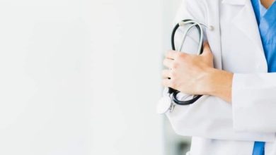 medicul ce ar fi uitat o compresă în abdomenul unei paciente care ulterior a murit poate da consultaţii