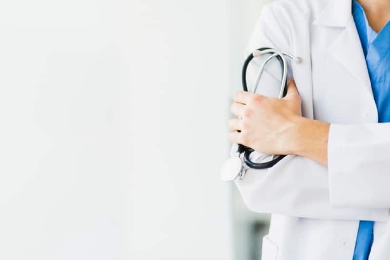 medicul ce ar fi uitat o compresă în abdomenul unei paciente care ulterior a murit poate da consultaţii