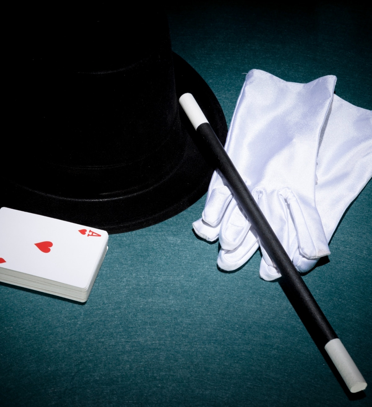Magician celebru din televiziune, acuzat că a înrobit sexual și drogat o femeie cu patru copii, cunoscută în vacanță